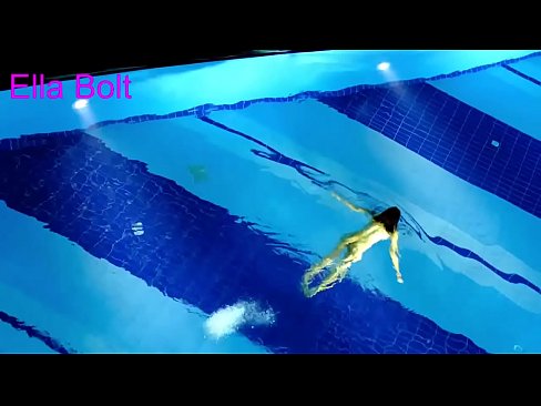 ❤️ म हेर्न रोक्न सक्दिन, जवान गोरा ELLA BOLT रिसोर्ट पूलमा नग्न पौडी खेल्दै समातियो हामी मा  ❌❤
