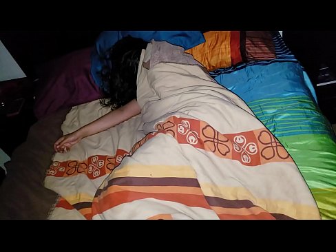 ❤️ सौतेनी आमा सुतेको बेला आफ्नी जवान सौतेनी आमालाई पिट्दै। हामी मा  ❌❤